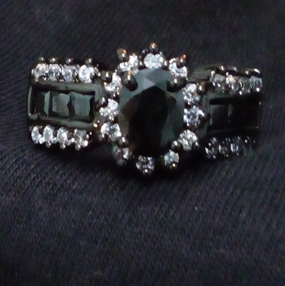 Black ring - Picture 1 of 1